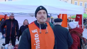 Vänsterförbundets partisekreterare Joonas Leppänen på Lovisa torg. Joonas Leppänen på Lovisa torg