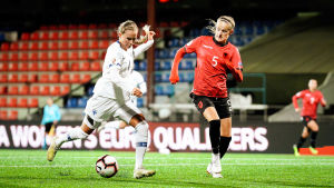 Ria Öling har visat upp fin form i landslaget. Efter kvalfullträffen mot Albanien gjorde hon två mål på Cypern. Ria Öling i farten mot Albanien.