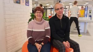 Mari-Loise Rönnqvist och Andreas Forsman är eldsjälarna bakom klubbverksamheten i Sursik skola. Mari-Louise Rönnqvist och Andreas Forsman är eldsjälar bakom Finlandsmodellen i Pedersöre.