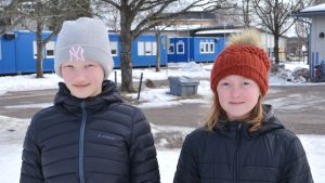 Rastis-ledarna Alma Henrichson och Cecilia Nordgren övar på att inte vara generade när de ska förklara lekar. Rastis-ledarna Alma Henricson och Cecilia Nordgren.
