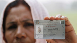 Shameem Akhter, Pakistans första kvinnliga lastbilschaufför visar sitt körkort. Oktober 2016. Attityderna i Pakistan har förändrats, och Akhter har kunnat inspirerat många pakistanska kvinnor i och med att hon lyckade skaffa sig körkort. Shameem Akhter, Pakistans första kvinnliga lastbilschaufför visar sitt körkort. Oktober 2016. Attityderna i Pakistan har förändrats, och Akhter har kunnat inspirerat många pakistanska kvinnor efter att hon lyckats skaffa sig körkortet
