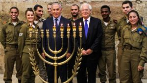 Israels och USA:s relationer är utmärkta, här Israels premiärminister Netanyahu och USA:s ambassadör Friedman, nuera stationerad i Jerusalem. Benjamin Netanyahu och USA:s Israel-ambassadör bakom stor menora med grupp av soldater