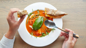 Efter att den växtbaserade kosten överträffade de allmänna kostråden började diabetesförbundet i USA även rekommendera en växtbaserade kost. En tallrik gazpacho fotad uppifrån. En person håller i en sked och en skiva bröd.