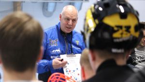 Marko Pajus ritningar har burit frukt. Lovisa Tors chefstränare Marko Paju ger instruktioner åt spelarna.