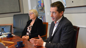Styrelseledamot Arja Isotalo och stadsdirektör Jan D. Oker-Blom. Arja Isotalo och Jan D. Oker-Blom i rådhuset i Lovisa
