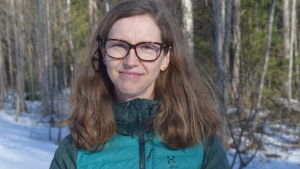 Lotta Almark är pedagogie magister och slutför för tillfället sin politices magisterexamen. Hennes pro gradu-avhandling gäller gymnasieutbildning i Svenskfinland. Lotta Almark