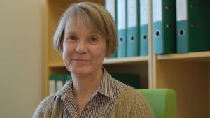 Satu Wigren har lång erfarenhet av upphandlingar. Inte bara för Raseborg utan också för Hangö eftersom de två städerna har en gemensam upphandlingsenhet. En kvinna med kort, gråsprängt hår i ett kontor. En hylla med mappar i bakgrunden.