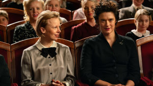 Kvinnornas frammarsch både bakom och framför kameran ses som en bidragande orsak till det ökade internationella intresser för finsk film. Zaida Bergroths film Tove hyllas av filmexperterna Alissa Simon och Wendy Mitchell. Tove (Alma Pöysti) och Vivica Bandler (Krista Kosonen) sitter bredvid varandra i en teatersalong.