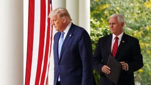 Mike Pence (t.h.) har mest varit trogen sin roll som president Donald Trumps (t.v.) vapendragare. Vicepresident Mike Pence står bakom president Donald Trump.med Vita husets trädgård i bakgrunden.