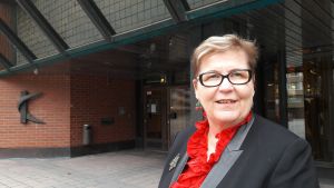 Kommunförbundets Terhi Päivärinta har inte hört om att småbarnspedagogiken skulle ha lidit av för få riktlinjer under coronapandemin. Terhi Päivärinta utanför Kommunernas hus i Helsingfors.