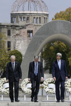 USA:s utrikesminister John Kerry, Storbritanniens utrikesminister Philip Hammond och Kanadas utrikesminister Stephane Dion lade ner kransar vid minnesplatsen framför Atomkupolen i Hiroshima USA:s utrikesminister John Kerry, Storbritanniens utrikesminister Philip Hammond och Kanadas utrikesminister Stephane Dion lade ner kransar vid minneplatsen framför den såkallade Atomkupolen i Hiroshima