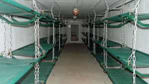 Bunkern har 136 kojer. Sovsal i Frøy-linjens kommandobunker i Storfjord i Nordnorge.