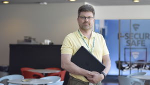 Mikael Albrecht jobbar som datasäkerhetschef vid Svenska handelshögskolan. Mikael Albrecht på F-secures kontor.