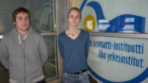 Viktor Salmi och Jonathan Nurmi studerar vid Åbo yrkesinstitut. Viktor Salmi och Jonathan Nurmi framför Åbo yrkesinstitut.