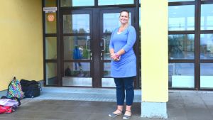 Katarina Lodenius är rektor vid Sjundeå svenska skola. Rektor Katarina Lodenius utanför Sjundeå svenska skola.