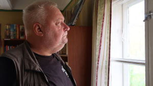 Tomy Wass tror att servicenivån kan bibehållas även i framtiden. Tomy Wass tittar ut genom ett fönster och ser allvarlig ut.