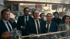 JFK är skjuten! Chuckie O'Brien (Jesse Plemons), Bill Bufalino (Ray Romano), Frank Sheeran (Robert De Niro) och Jimmy Hoffa (Al Pacino) är bestörta. En massa män står vid en bardisk och ser bestörta ut. De har just hört att John F. Kenndy har blivit skjuten.