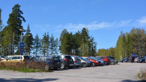 Parkeringen vid det avgiftsfria parkeringsområdet P3. Bilar på parkeringsplatsen P3 vid Borgå sjukhus.