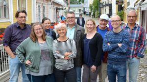 Redaktionen som den ser ut idag. Från vänster: Mikael Kokkola, Hanna Othman, nyhetschef Bettina Aspfors, Frida Frankenhaeuser, regionchef Mikael Crawford, Katarina Lind, Stefan Paavola, Petter Blomqvist och Stefan Härus. Från bilden saknas: Carmela Walder, Lone Widestam och Fredrika Sundén. Yle Östnylands redaktion 25.8.2017.