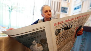 Pravda var det sovjetiska kommunistpartiets officiella tidning fram till Sovjetunionens fall 1991. Tidningen ges fortfarande ut, men nu som språkrör för det neosovjetiska ryska kommunistpartiet. En rysk pensionär läser tidningen Pravda.