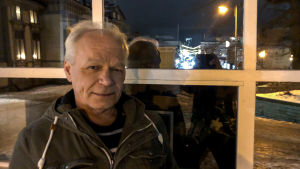 Mårten Gundersen vid den stängda korvluckan. Mårten Gundersen ute i vintermörker.