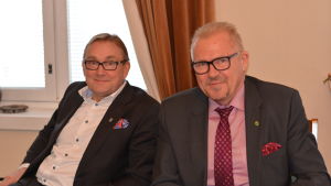 Hangös stadsdirektör Denis Strandell och Raseborgs stadsdirektör Ragnar Lundqvist är eniga om att samarbete bär längre än konkurrens. Denis Strandell och Ragnar Lundqvist