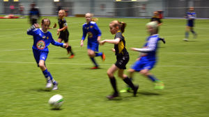 Spelare från Vasa IFK och FC Honka kämpar om bollen. Spelare från Vasa IFK och FC Honka kämpar om bollen.