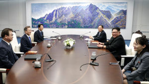 Sydkoreas president Moon Jae-In (andra från vänster) och Nordkoreas ledare Kim Jong-Un (andra från höger) tillsammans med sin syster Kim Yo-Jong (längst till höger) vid förhandlingsbordet i Fredshuset. Sydkoreas president Moon Jae-In (andra från vänster) och Nordkoreas ledare Kim Jong-Un (andra från höger) tillsammans med sin syster Kim Yo-Jong (längst till höger) vid förhandlingsbordet i Fredshuset.