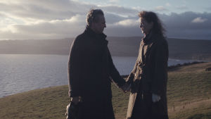 Du och jag Alma - tycks Woodcock (Daniel Day-Lewis) säga. Reynolds Woodcock (Daniel Day-Lewis) och Alma (Vicky Krieps) står och håller varandra i handen vid en hög sluttning ner mot havet.