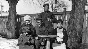 Tyska soldater i Lovisa 1918. Gamla apoteksgården, numera Alexandersgatan 6. Tyska soldater i Lovisa tillsammans med civila.