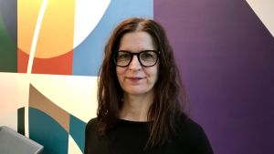 Micaela Röman berättar om sin barnlöshet i Relationspodden. Medieprofilen Micaela Röman.