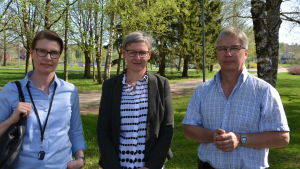 Ulla Leveelahti från Finnsementti, Mona Lehtonen från Munkvikföreningen och Carl-Sture Österman vid Pargas stad. Ulla Leevelahti, Mona Lehtonen och Carl-Sture Österman står i Centralparken i Pargas.