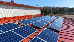 Även om den som installerar solpaneler har rätt att få tjugo procent av priset tillbaka från staten, så tycker många företag att återbetalningstiden på 6-8 år är en för lång tid. Solpaneler på skoltak.