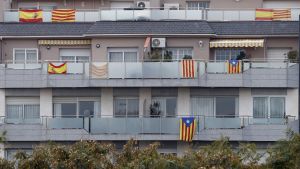 Både självständighetsivrarna och -motståndarna flaggar för sin sak i Badalona nära den katalanska huvudstaden Barcelona. Spaniens och Kataloniens flaggor i staden Badalona i Katalonien.