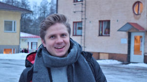 Simon Sid är klubbledare för en av klubbarna som ordnas i Kyrkfjärdens skola. Simon Sid på Kyrkfjärdens skolgård