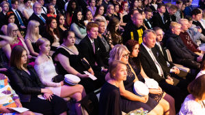 Fullt hus i Avanti-salen. 300 studerande kom till festen. Utexaminering på gång i festsal.