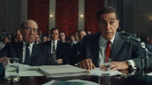 Organiserad brottslighet? Bedrägeri? Jimmy Hoffa (Al Pacino) bedyrar sin oskuld. Jimmy Hoffa (Al Pacino) sitter i domstolen vid ett bord och lyssnar uppmärksammat.