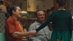 Hälsa nu snällt på farbror Bufalino! Frank (Robert De Niro) och Russell Bufalino (Joe Pesci) vill gärna att Peggy (Lucy Gallina) skall gilla dem. Frank Sheeran (Robert de Niro) håller sin unga dotter Peggys hand, medan Russel Bufalino (Joe Pesci) ser på dem och ler.