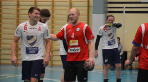 Fredrik Lundén, här med HIFK:s Antti Koskela (t.v.), har visat att han håller god ligaklass. HIFK:s Antti Koskela och PIF:s Fredrik Lundén pratar, 15.2.2017.