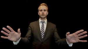 Symmetriska gester göra att publiken fäster uppmärksamheten vid talarens mun. Öppna handflator ger ett intryck av trovärdighet och öppenhet.
