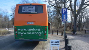 Bokbussverksamheten har i och med Raseborg fått nya uppgifter. I valtider åker bussen runt för att hjälpa invånare att förhandsrösta i val. Bokbussen i Raseborg fungerar som ambulerande vallokal.