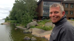 Alf Norkko är Östersjöforskare vid Helsingfors universitets forskningsstation i Tvärminne. Professor och havsforskare Alf Norkko på bryggan till Tvärminne zoologiska station i närheten av Hangö