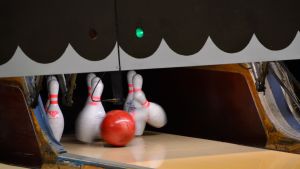 Det finns olika planer för bowlinghall i kombination med simhall i Lojo. Bowlingklot och bowlingkäglor