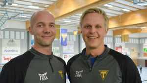 Jonas Hällfors (t.v.) och Jimmy Sved. Jonas Hällfors och Jimmy Sved i Lovisa idrottshall