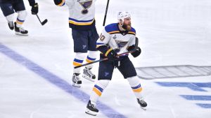 St. Louis Blues-spelarna med Ryan O'Reilly i förgrunden jublar över lagets första finalseger. St. Louis Blues jublar över lagets första finalseger.