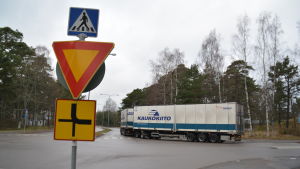 Den tunga trafiken till hamnen leds genom korsningen till hamnen. Trafiken som kommer från Täktomvägen har triangel och väjningsplikt. Långtradare vänder mot Korsmansgatan i Hangö.