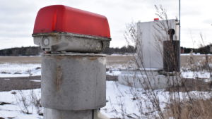 Kimitoöns vatten har över 400 pumpstationer. En pumpstation på en snöig åker.