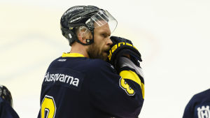 Jere Karalahti ser tacklingsdebatten som överdriven. Jere Karalahti, HV71.
