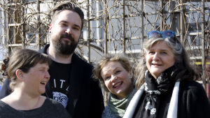 Tanssiva karhu -palkinnon raatilaiset: kulttuuritoimittaja Marit Lindqvist, Finlandia-palkittu kirjailija Jukka Viikilä, kulttuuritoimittaja Minna Joenniemi ja näyttelijä/tuottaja Erja Manti