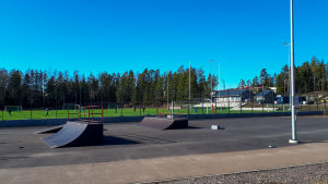Ungdomsarbetarna håller också koll på idrottsplaner och skejtparker. En fotbollsplan på långt håll och en skejtpark framför.